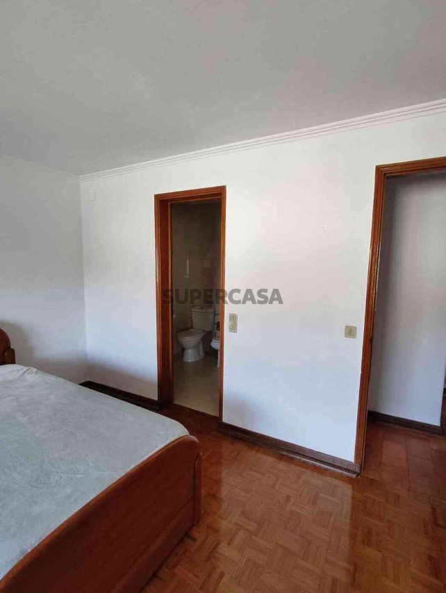 Quartos para arrendamento na Rua de Oliveira do Conde