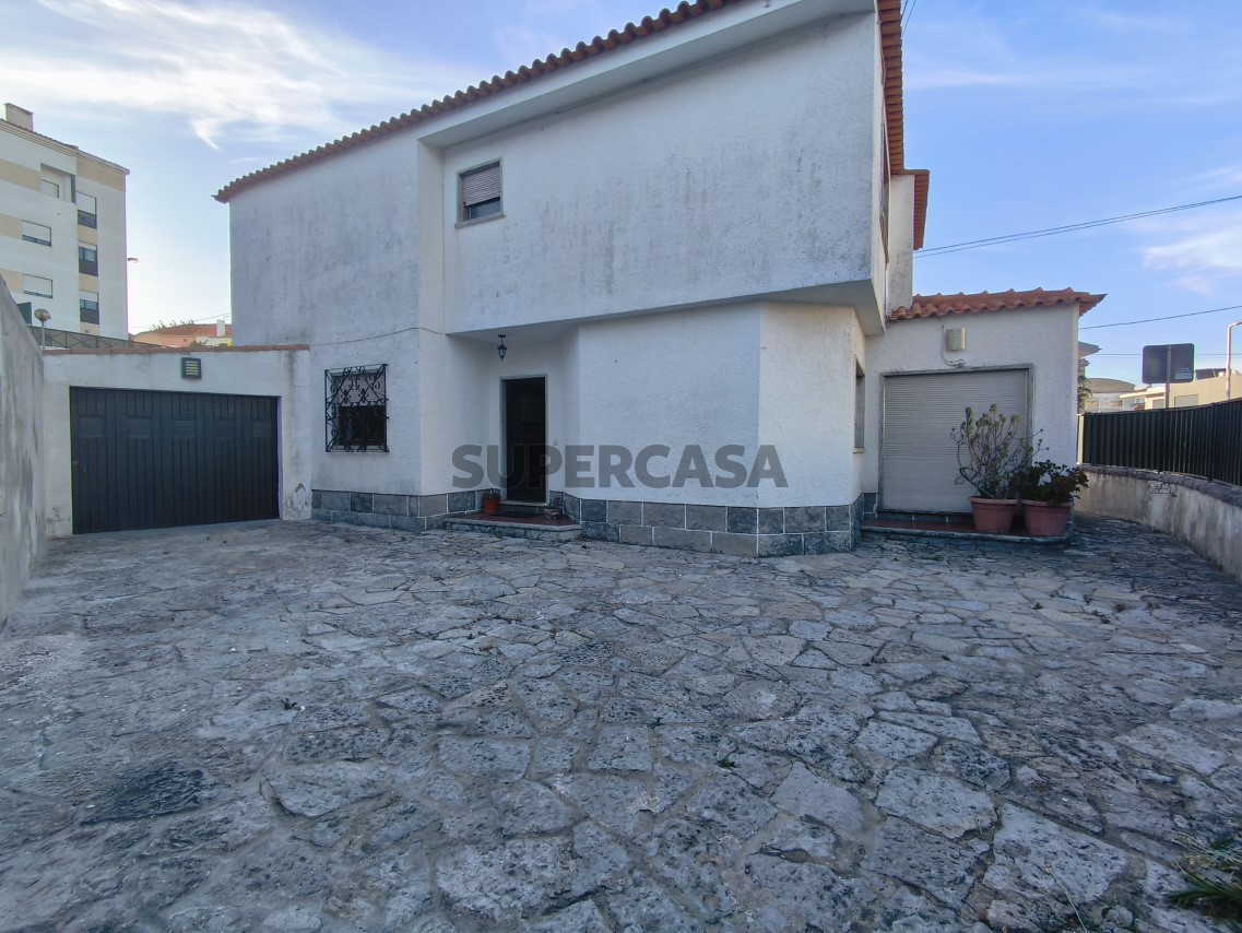 Quartos para arrendamento na Rua de Oliveira do Conde
