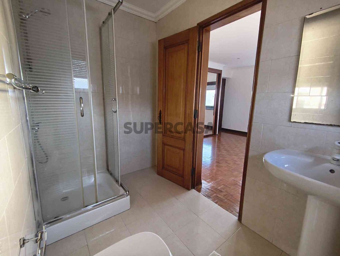 Quartos para arrendamento na Rua de Oliveira do Conde