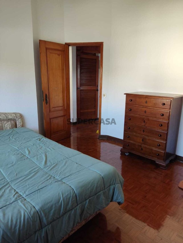 Quartos para arrendamento na Rua de Oliveira do Conde