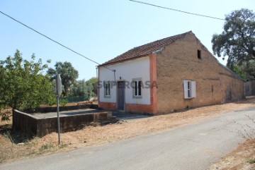 Casa antiga para recuperar com terreno em aldeia.