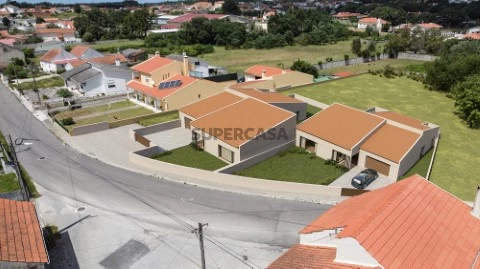 Moradia individual e térrea T3+1 na Maceira