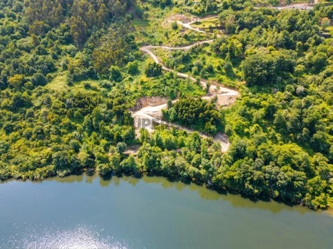 Quinta com frente de Rio Douro