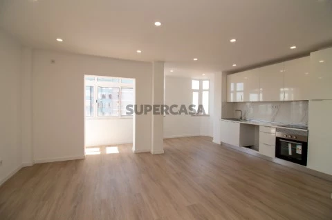 Apartamento T3 Totalmente Renovado - Rua principal da Avenida do Bocage