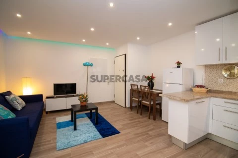 Apartamento T2 Remodelado no Coração da Costa da Caparica