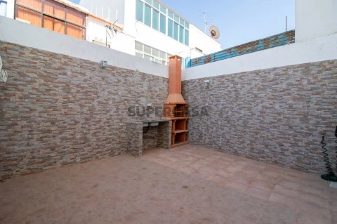 Apartamento T1+1 R/C com Logradouro e Churrasqueira