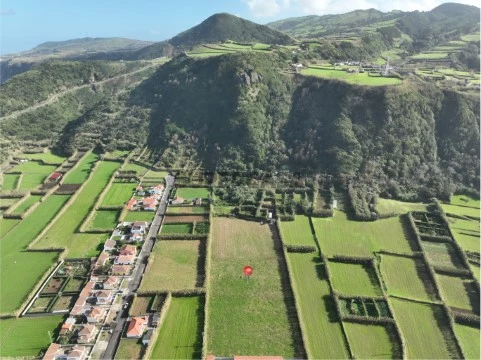 Terrenos e estruturas regenerativas em Mosteiros, Açores - Ideal para um projecto ecológico, retiro ou construção de aldeia.