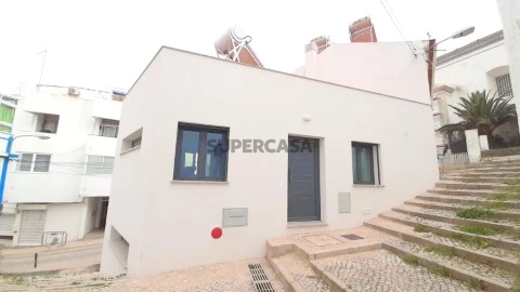 Moradia com garagem no centro de Albufeira