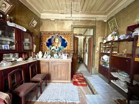 Prédio em Vila Nova de Monsarros, Anadia