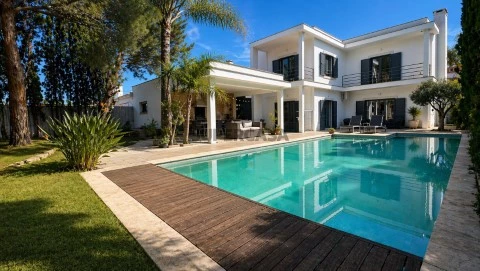 Jardim com piscina