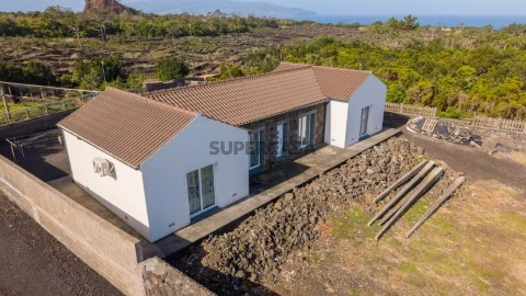 Moradia T3 em Bandeiras, Madalena