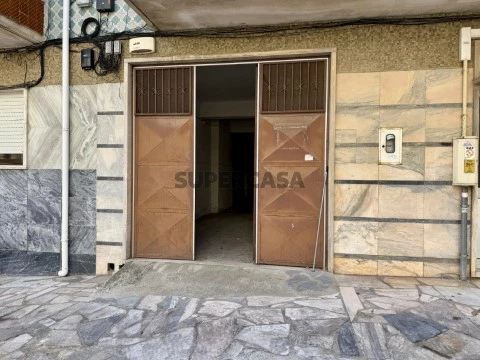 Garagem na Rua das Giestas, São Sebastião, Setúbal