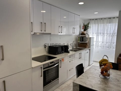 Apartamento T3 com vista para o castelo, totalmente remodelado, junto às escolas