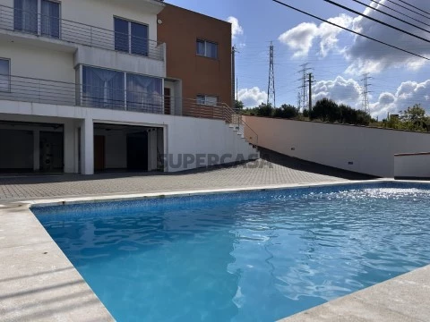 Moradia independente T4 com garagem e piscina