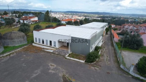 Grande Armazém Industrial à Venda com 85 metros de cumprimento e 2250 M2