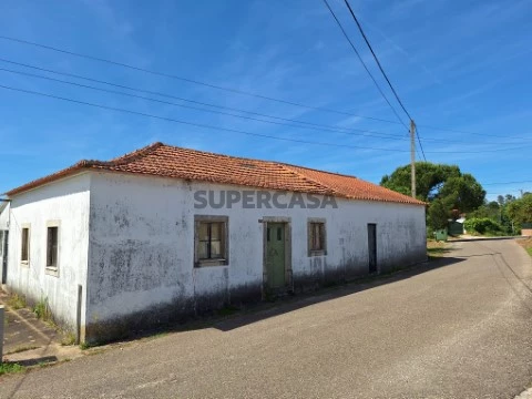 Moradia independente T4 com terreno