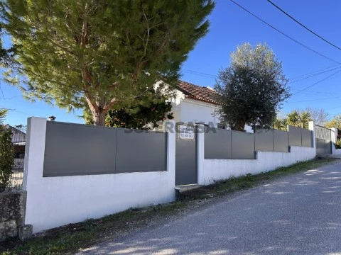 Moradia T2 na Rua Principal do Alto do Piolhinho, São João Baptista e Santa Maria dos Olivais, Tomar
