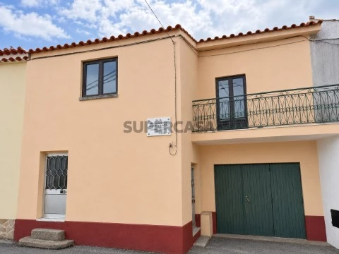 Casa Geminada T3 Triplex na Rua Eng. Eduardo de Arantes e Oliveira, Além da Ribeira e Pedreira, Tomar