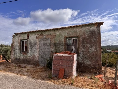 Ruína na Rua da Fonte, Casais e Alviobeira, Tomar