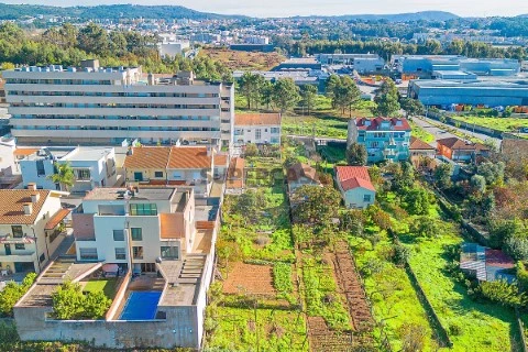 Prédio em Fânzeres e São Pedro da Cova, Gondomar