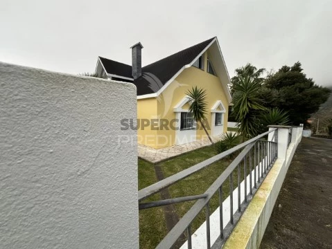Moradia T4 em Urzelina (São Mateus), Velas
