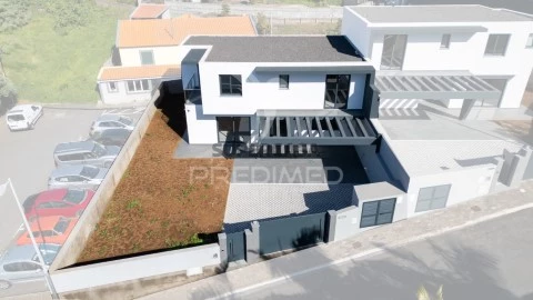 Moradia Geminada T6 em São Roque, Funchal