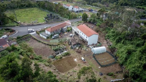 Prédio em Urzelina (São Mateus), Velas