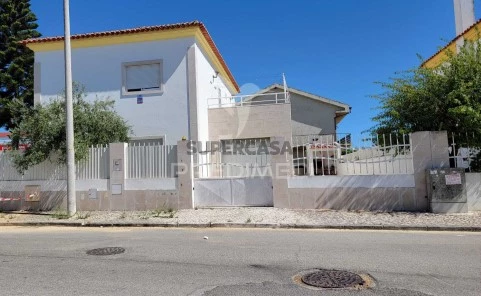 Moradia T5 em Santo António da Charneca, Barreiro