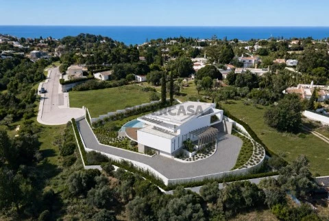 Vista aérea de lote com projeto de moradia de luxo no Carvoeiro Clube, Algarve. Render do plano do terreno com moradia contem...