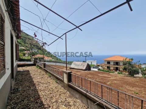 TERRENO COM MORADIA PARA REABILITAÇÃO | VISTA MAR | ARCO DA CALHETA