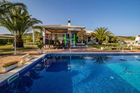Moradia T4 em Bensafrim, Lagos com Piscina, Garagem