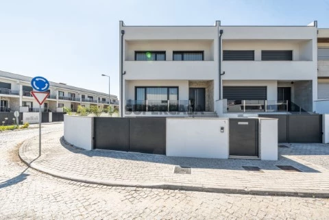 Fachada moradia t3 semi nova gaveto merelim braga