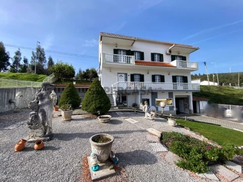 4-Zimmer-Villa bezugsfertig in Castanheira de Pera