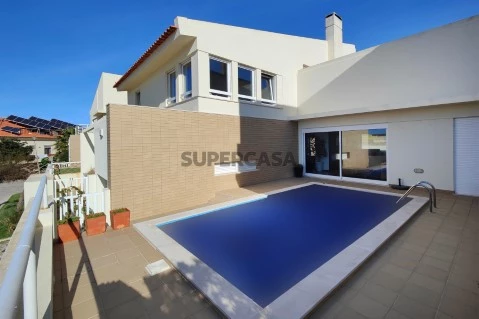 Fachada e Piscina