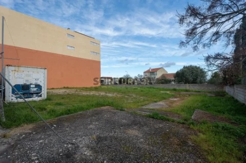 Terreno Urbano em Mina de Água, Amadora