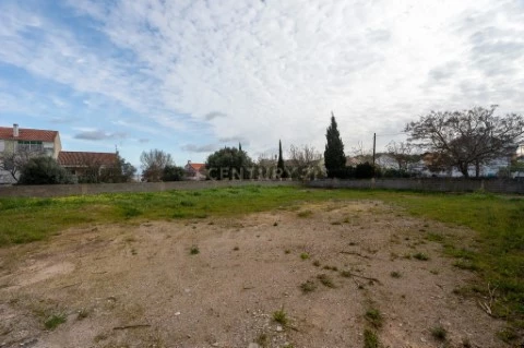 Terreno Urbano em Mina de Água, Amadora