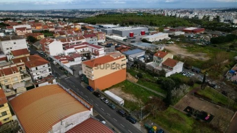 Terreno Urbano em Mina de Água, Amadora