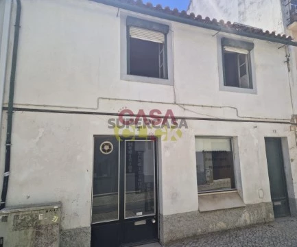 Gebouw Op Torres Novas (Santa Maria, Salvador e Santiago), Torres Novas