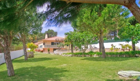 GROUND FLOOR HOUSE T4+2 | POOL | LAND 2,000 m2 | CASCAIS | GARDEN | GARAGE