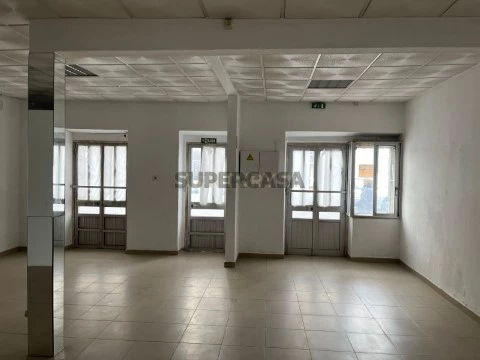 Prédio à Venda na Malveira - Propriedade Total junto à Estação de Comboio