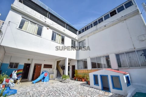 Prédio em Camarate, Unhos e Apelação, Loures