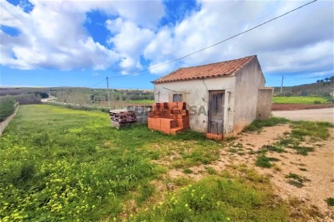 Terreno na Vila do Bispo com Armazém