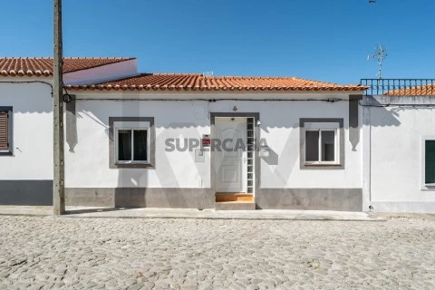 Moradia Térrea T5 com Piscina Totalmente Renovada para habitação ou investimento em Serpa