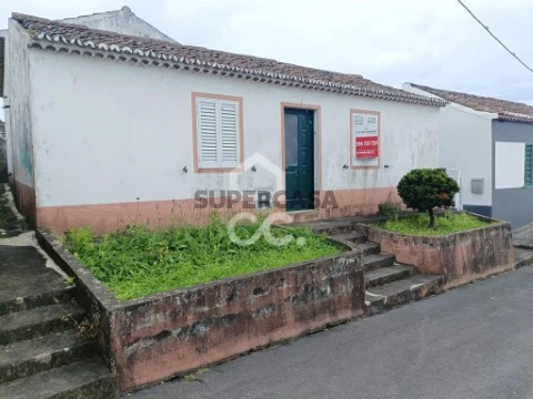 Moradia T3 em Algarvia, Nordeste