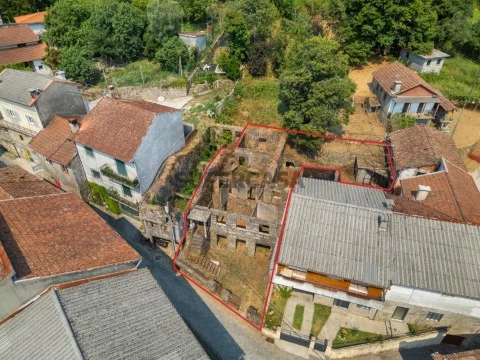 Terreno com ruina, no centro da Portela Do Vade.