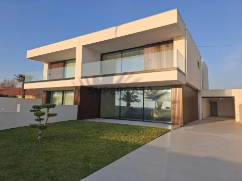 Moradia T4 Duplex na Avenida Eng. Eduardo Arantes e Oliveira, Esposende, Esposende