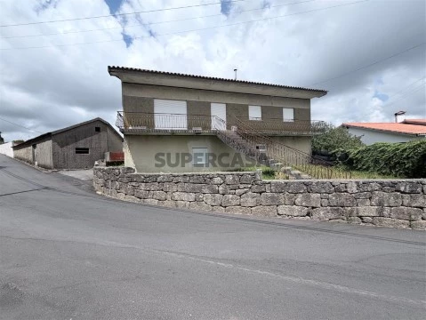 Moradia T5 Duplex na Rua do Outeiro, Vila Cova e Feitos, Barcelos