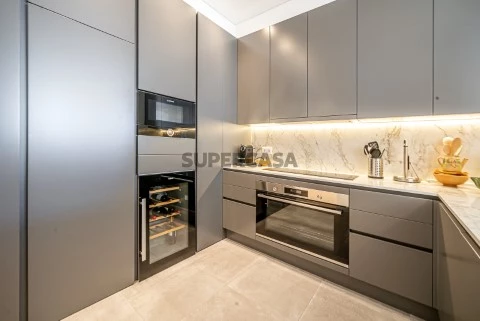 Apartamento T5 transformado em T3, remodelado, com 3 Suítes, na Rua de São Julião, em Lisboa