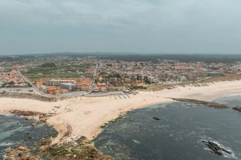 Moradia Geminada T3 Triplex na Rua de Roma, Mindelo, Vila do Conde