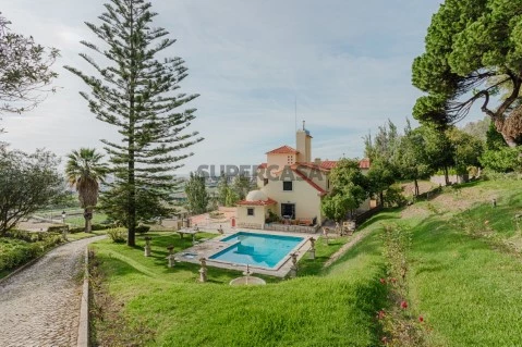 Fantástico Palacete com vista única na Costa da Caparica